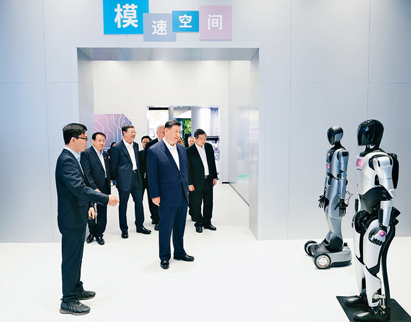 2025年4月29日在上海考察。這是習近平在位于徐匯區的上海“模速空間”大模型創新生態社區，聽取相關技術研發和企業生產經營介紹.jpg