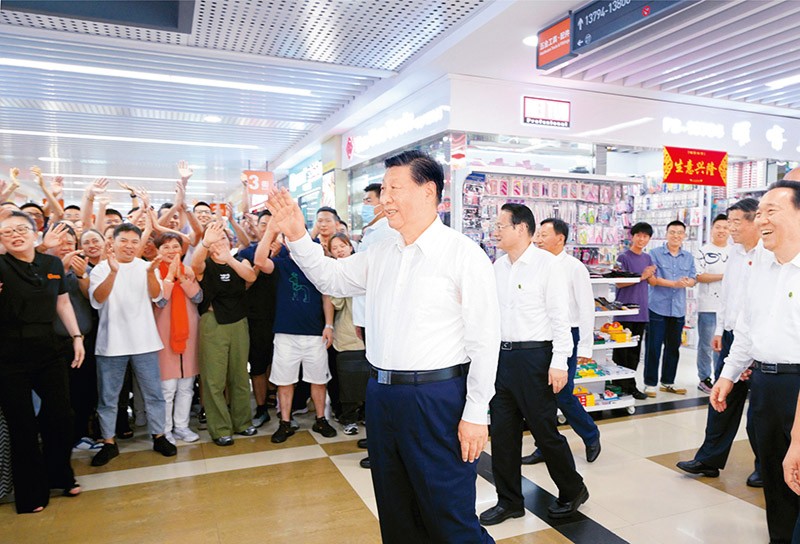 2023年9月20日至21日在浙江考察。這是20日上午，習近平在義烏國際商貿城考察時，同商戶親切交流.jpg